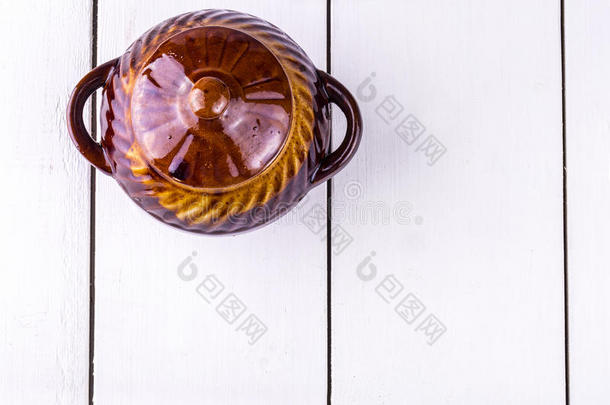 背景棕色的砂锅菜陶瓷黏土