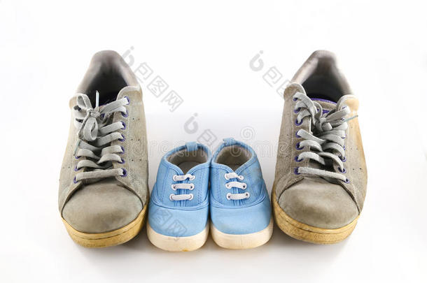 爸爸`靴子和婴儿`鞋子，父亲日概念。