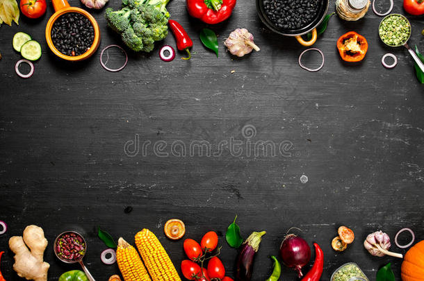 有机食品框架。 新鲜的生蔬菜和黑豆。