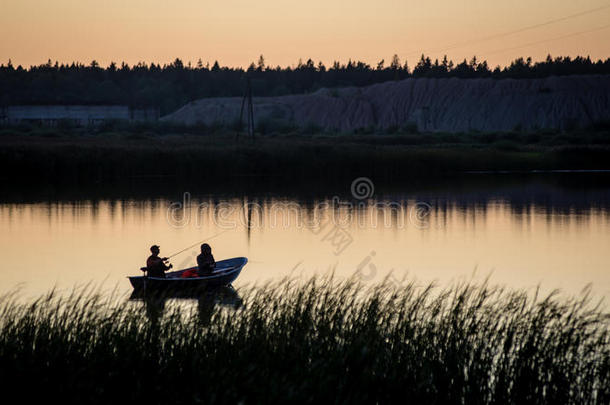 五颜六色的日出在湖面上，小船