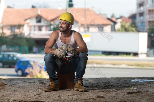 建筑工人在工作中休息