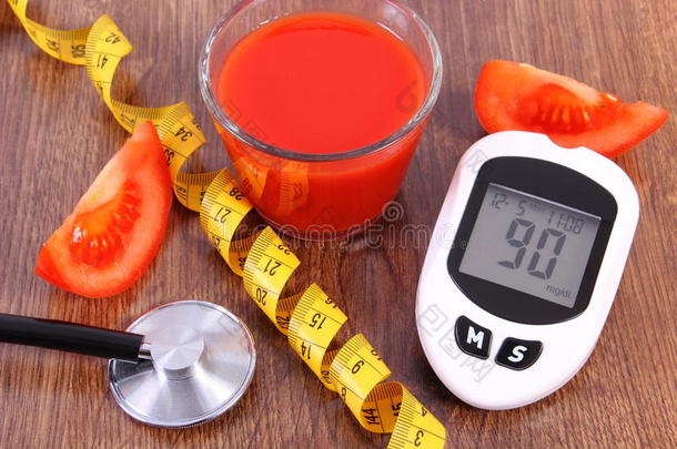 血糖仪与厘米，新鲜番茄和番茄汁，糖尿病，健康营养