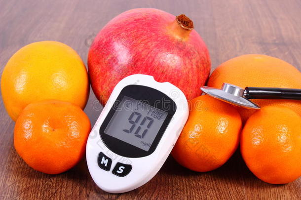 <strong>血糖</strong>仪，听诊器和新鲜水果，糖尿病和健康营养