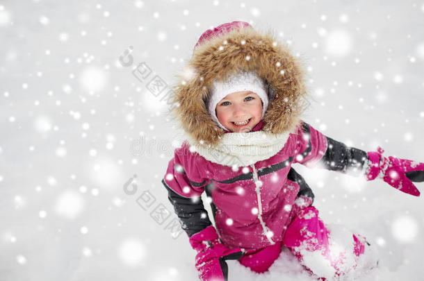 快乐的孩子或女孩在冬天下雪