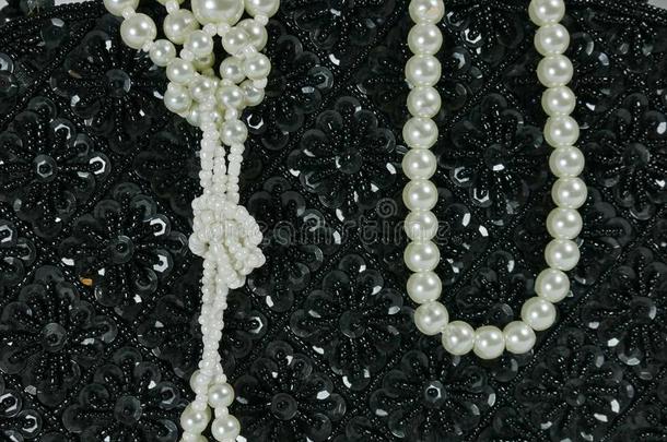 手提包由黑色珠子、白色珍珠珠制成。
