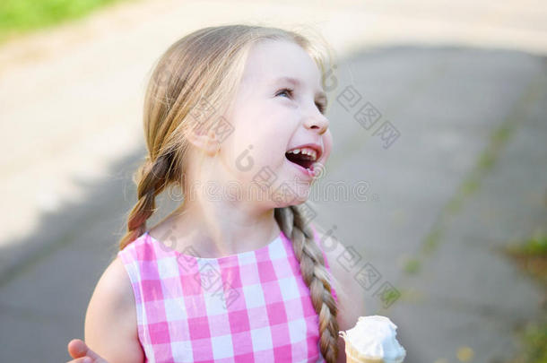 夏天可爱的小女孩拿着冰激凌笑