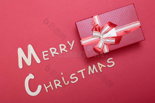 圣诞收藏，礼品盒，树木和装饰装饰品，红色背景。