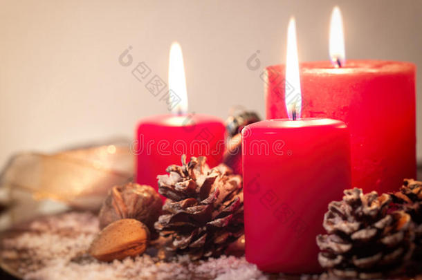 圣诞蜡烛与圣诞装饰品，圣诞节或新年气氛
