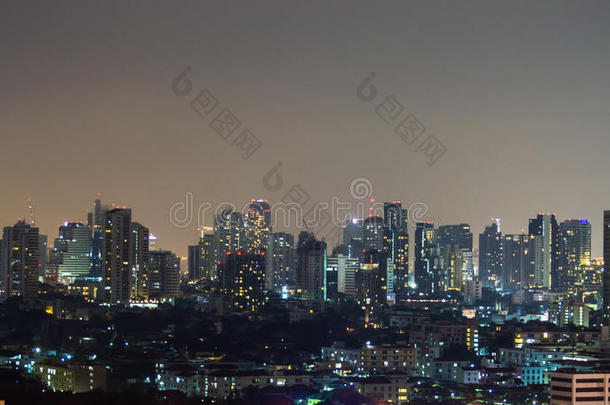 晚上高耸的摩天大楼被照亮的时候，可以俯瞰泰国曼谷的亚洲<strong>大城</strong>市