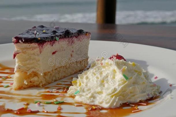 在海滩上的咖啡馆吃早餐，浪漫。 干酪蛋糕