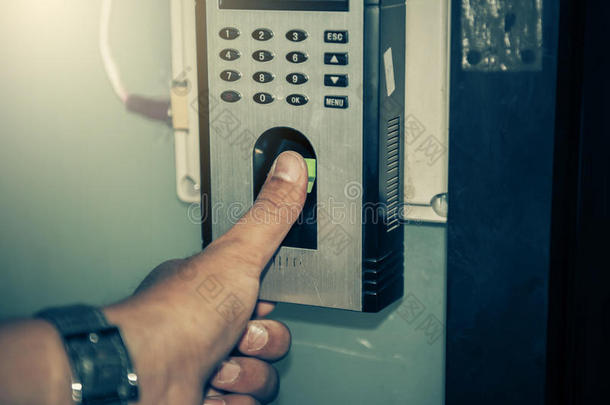 解锁门安全系统的指纹扫描