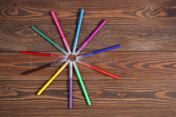 彩色毡尖笔在木<strong>桌背景</strong>上，概念