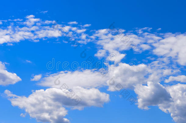 深蓝色的天空和云