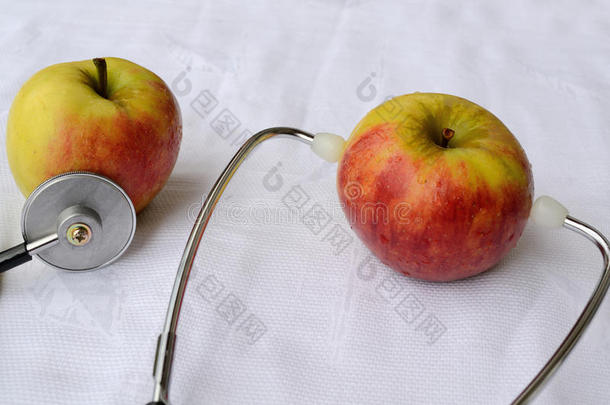 带有听诊器的水果-健康象征