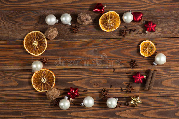 圣诞玩具，橘子，坚果在木制背景概念圣诞节和新年