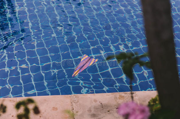 彩色纸飞机淹死在游泳池里