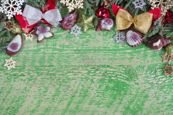圣诞绿色背景在木制表面，有足够的空间标记。 刺柏，树装饰和