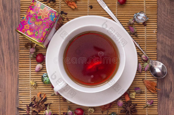 带有玫瑰浆果的中国红茶