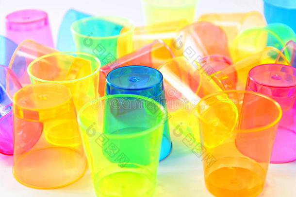 一组彩色塑料眼镜