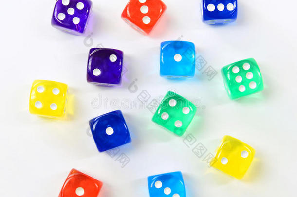 一组彩色塑料骰子