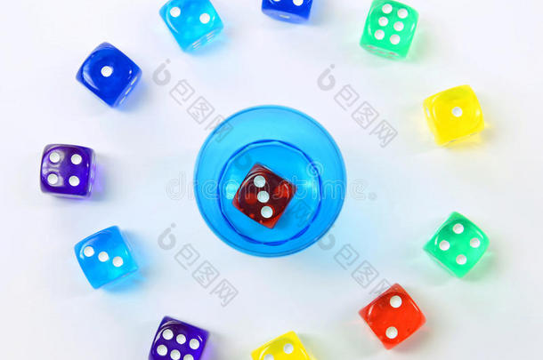 一组彩色塑料骰子