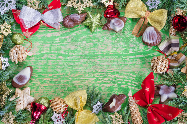 圣诞装饰在绿色的木制背景上，有<strong>足够</strong>的空间贴上标签。