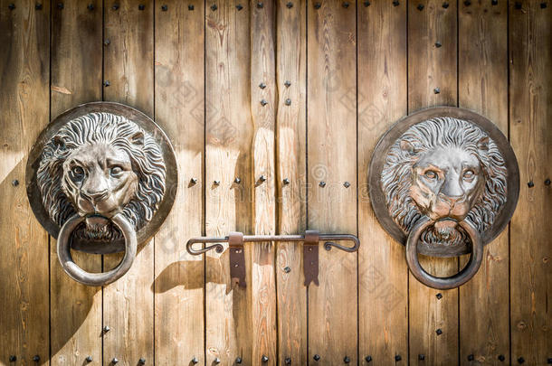 古董门敲门形状的狮子头。