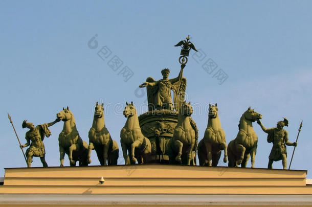 拱门与马在圣彼得堡的蓝天背景