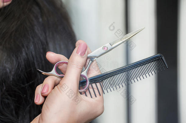 理发师手里的梳子和剪刀