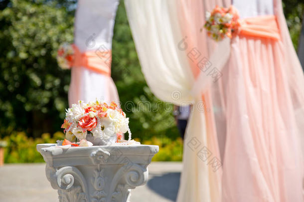 婚礼仪式上婚礼拱门的装饰元素