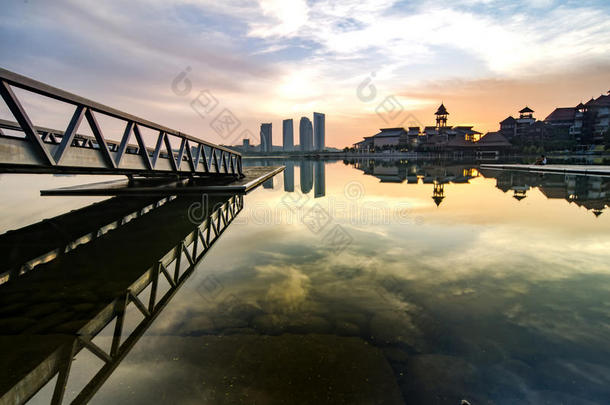 美丽的早晨在湖边。 在湖面上建造倒影