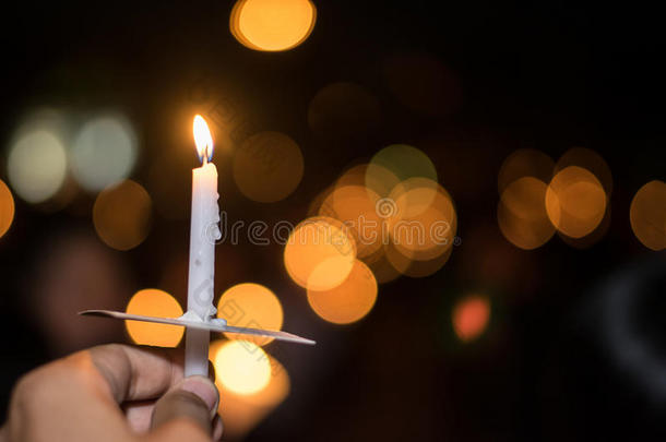模糊的图像背景的手与蜡烛难忘的国王普密蓬阿杜德杰泰国