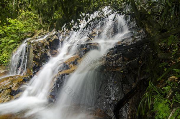 美丽的自然甘青瀑布位于马来西亚，惊人的瀑布热带瀑布。