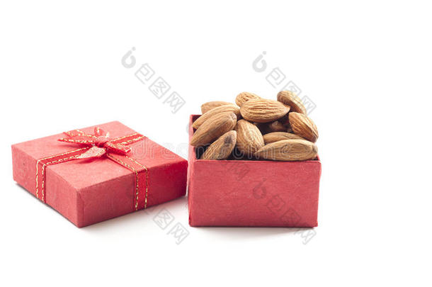 杏仁，杏仁组，杏仁在红色礼品盒在白色的背面。