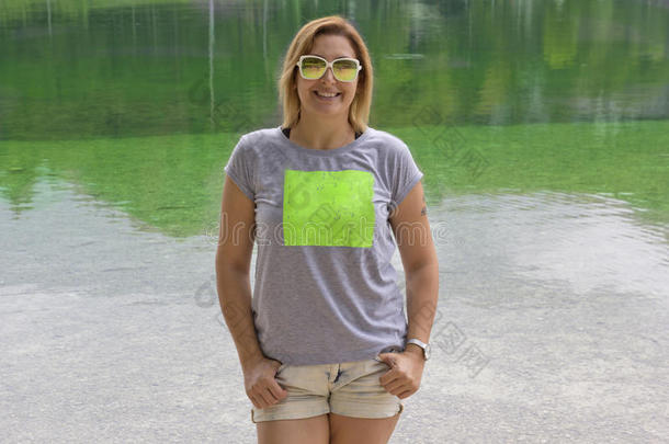 美丽的女人在斯洛文尼亚博欣杰湖的相机上微笑