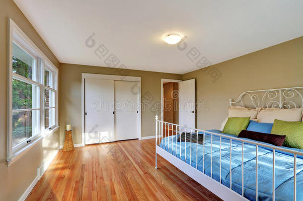 绿色卧室内部与<strong>硬木</strong>地板和铁床。