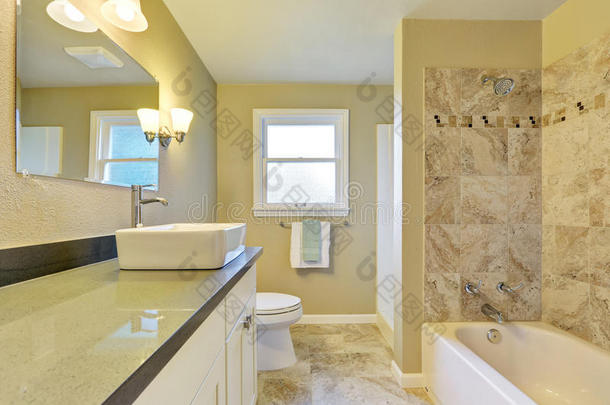 干净温暖的浴室内部大理石瓷砖