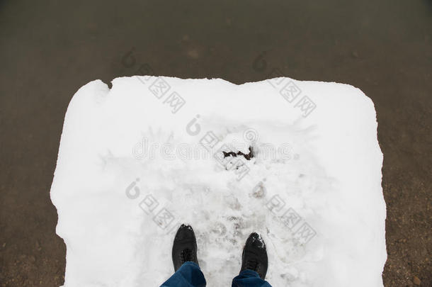 穿<strong>男靴</strong>和牛仔裤的脚在水之前在桥上下雪