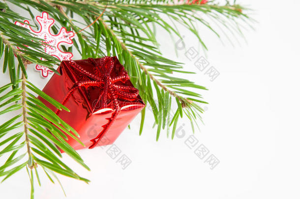 特写松枝，雪花，红色圣诞装饰盒在白色背景与复制空间