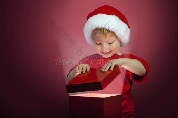 快乐男孩打开圣诞礼盒