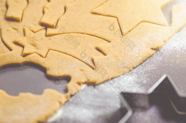 抽象圣诞食品背景与饼干模具和面粉。 烤圣诞饼干-桌子，饼干切割机和饼干。