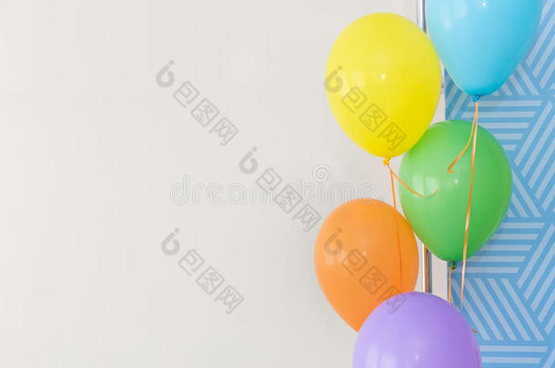 白色背景上的彩色<strong>气球</strong>，<strong>派对</strong>上的彩色<strong>气球</strong>，