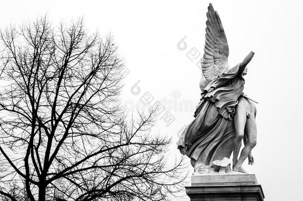 德国柏林的天使雕塑，手臂断了