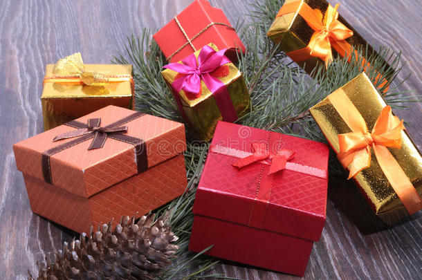 圣诞收藏，礼品盒，树木和装饰装饰品，在乡村木材上。