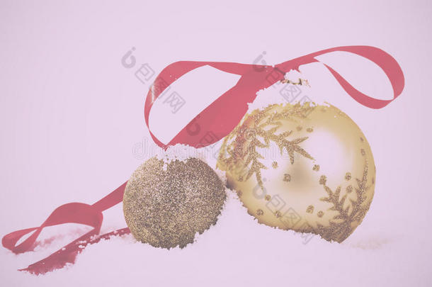 白色雪中的金色圣诞装饰品作为背景<strong>年份</strong>