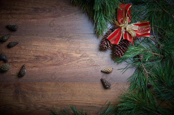 棕色圣诞假期背景与冷杉枝和锥。 有<strong>足够</strong>的复制空间。