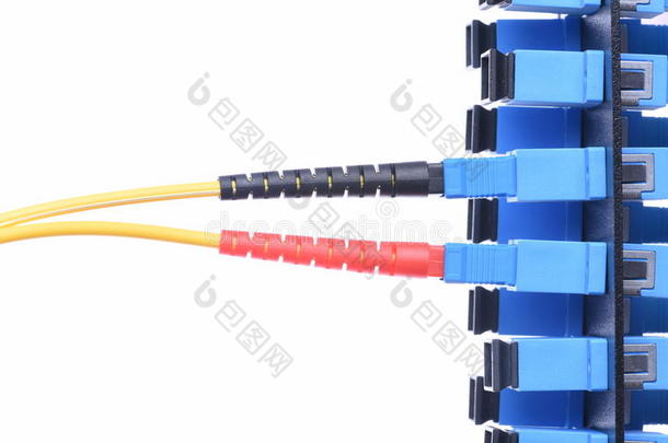 带光配线架的<strong>光纤网络</strong>电缆
