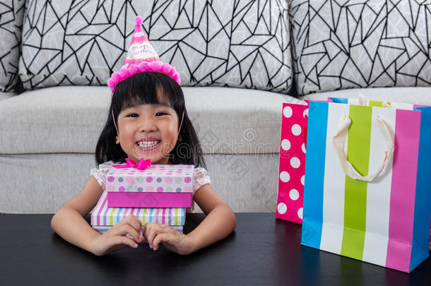 亚洲中国小女孩带着礼品盒庆祝生日