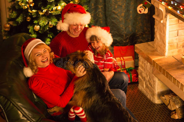 圣诞快乐的家庭，父母，孩子和狗