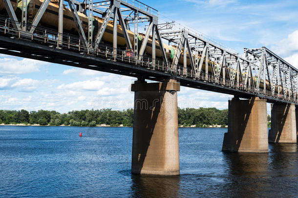 基辅跨第聂伯河的铁路桥，有货运列车
